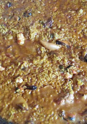 Una foto de Paella de marisco