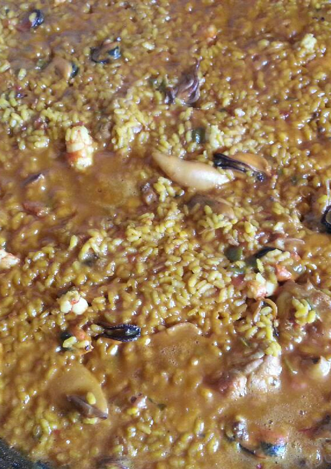 Una foto de Paella de marisco