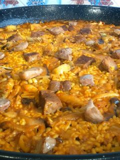 Una foto de Paella de pato, setas y foie