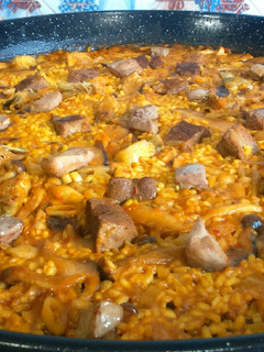Una foto de Paella de pato, setas y foie
