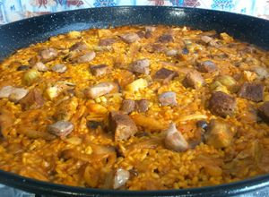 Una foto de Paella de pato, setas y foie