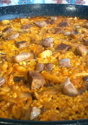 Una foto de Paella de pato, setas y foie