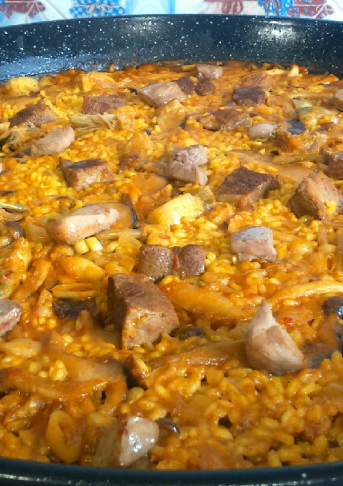 Una foto de Paella de pato, setas y foie
