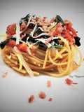 Spaghetti con catalogna, pomodori mini plum e briciole di speck croccanti