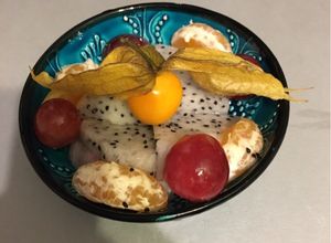 O poză a rețetei Salată de fructul dragonului, struguri rose și clemantină.