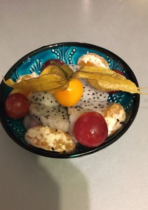 O poză a rețetei Salată de fructul dragonului, struguri rose și clemantină.