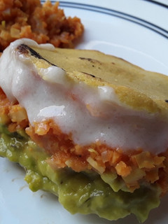 Una foto de Arepas🍘🌽 rellenas de salteado de zanahoria🥕, aguacate y queso🧀