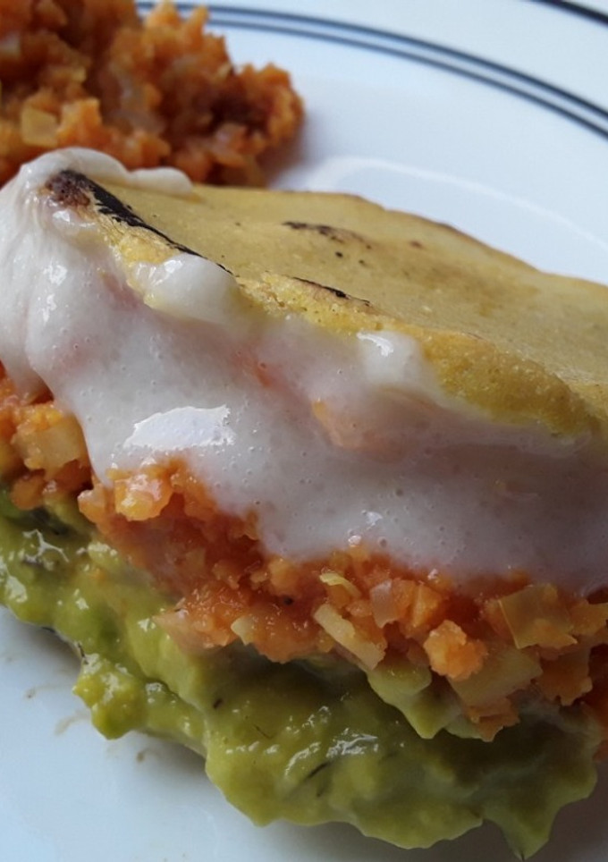 Una foto de Arepas🍘🌽 rellenas de salteado de zanahoria🥕, aguacate y queso🧀