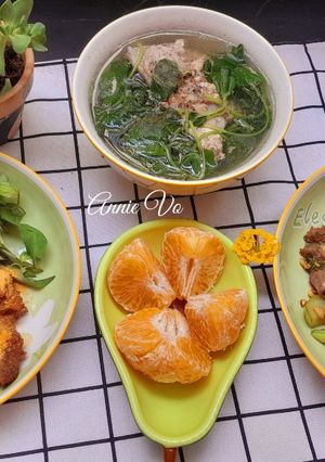 Hình của món Cơm nhà với các món gà.