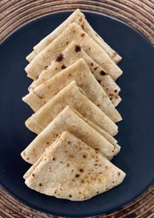 ડબલ પડ ની રોટલી (Double Pad Rotli Recipe In Gujarati) રેસીપી મુખ્ય ફોટો