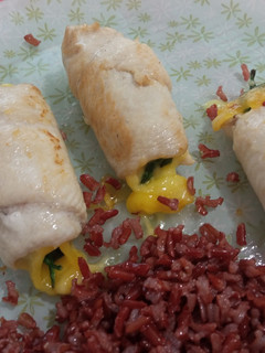 Una foto de Rollitos de pollo rellenos de espinaca fresca y queso vegano