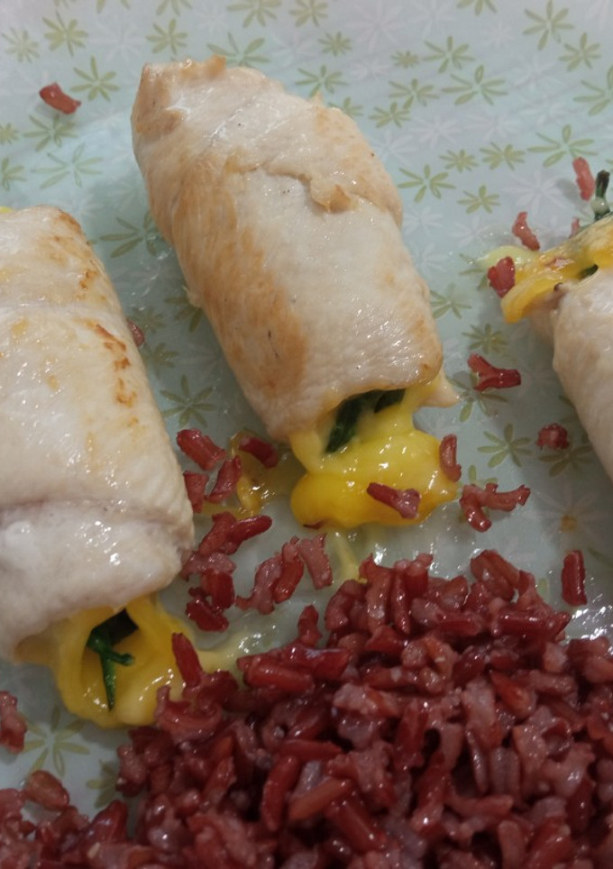 Una foto de Rollitos de pollo rellenos de espinaca fresca y queso vegano