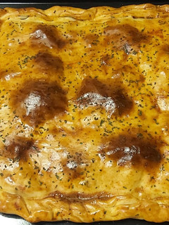 Una foto de Empanada de atún con pisto de verduras