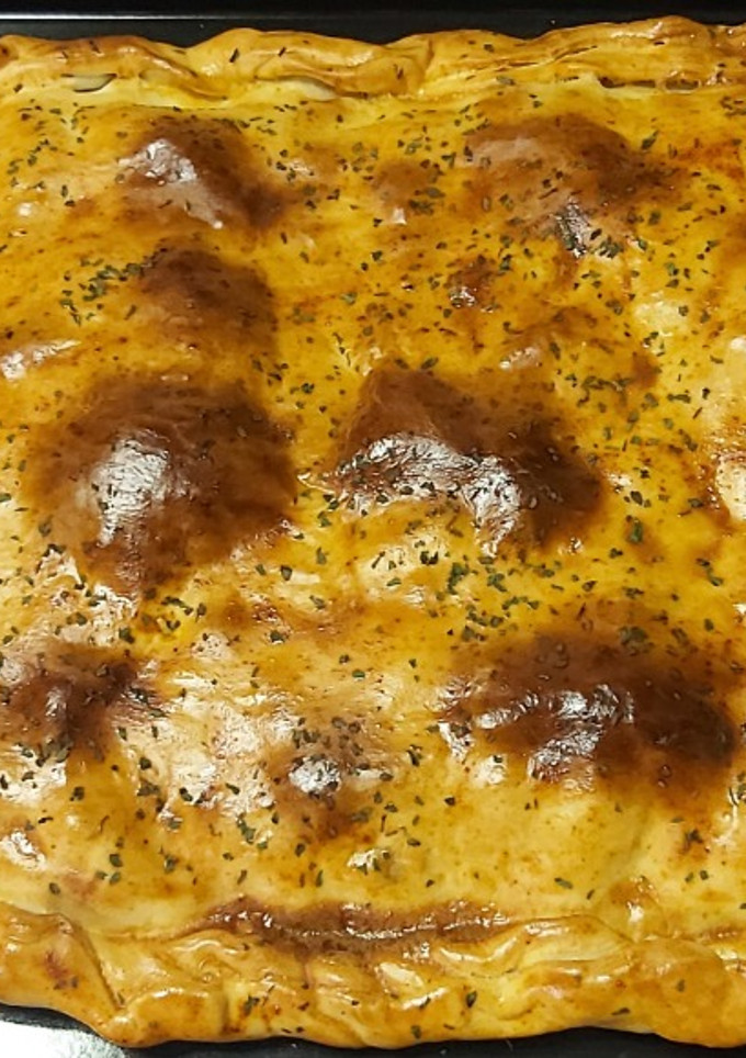 Una foto de Empanada de atún con pisto de verduras