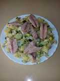 Ensalada con patatas y filetes de caballa en aceite