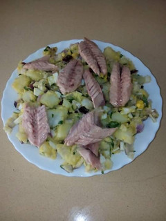 Una foto de Ensalada con patatas y filetes de caballa en aceite