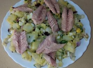 Una foto de Ensalada con patatas y filetes de caballa en aceite