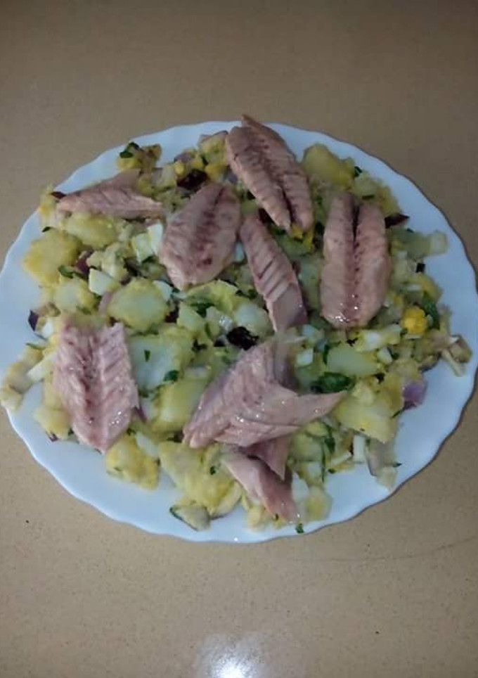 Una foto de Ensalada con patatas y filetes de caballa en aceite
