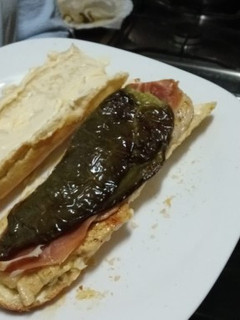 Una foto de Serranito de pollo