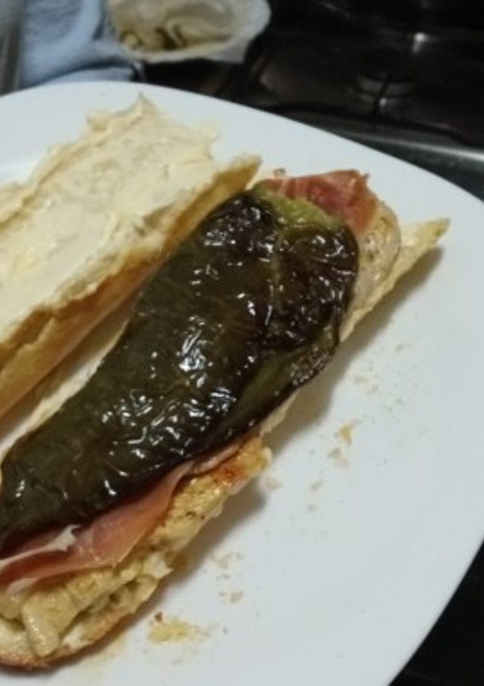 Una foto de Serranito de pollo