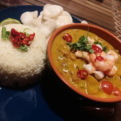 A picture of Thai Yellow Curry with Mango & Prawns.