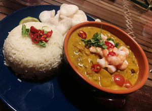 A picture of Thai Yellow Curry with Mango & Prawns.
