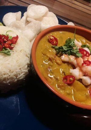 A picture of Thai Yellow Curry with Mango & Prawns.