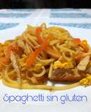 Spaghetti, sin gluten, con pechuga de pollo, cebollín, zanahoria, hinojo, huevo revuelto y más