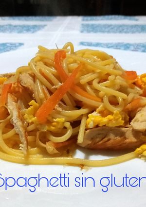 Una foto de Spaghetti, sin gluten, con pechuga de pollo, cebollín, zanahoria, hinojo, huevo revuelto y más