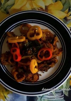 A picture of Mini bell pepper roundels in  gram flour.