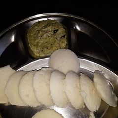 A picture of Idli with coconut chutney.
