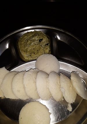 A picture of Idli with coconut chutney.