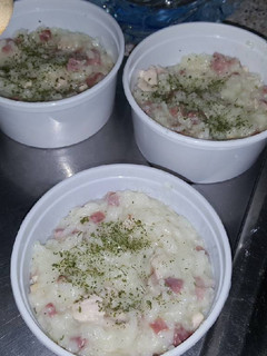 Una foto de Risotto de pollo y taquitos de jamón