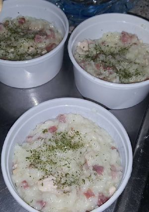 Una foto de Risotto de pollo y taquitos de jamón