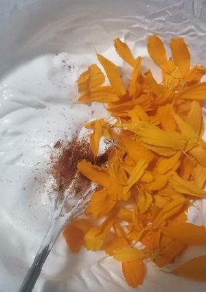 Una foto de Crema montada con cempasúchil