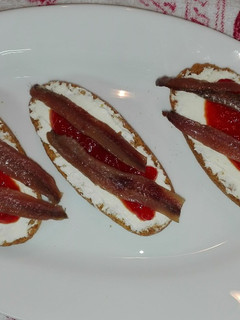 Una foto de Tostadas con queso crema, mermelada de pimientos y anchoa