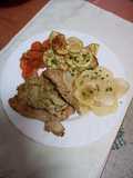 Solomillo adobado en mojo a la plancha con chips de verduras