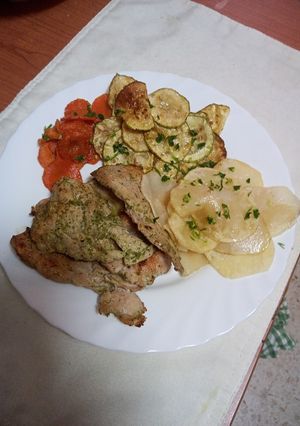 Una foto de Solomillo adobado en mojo a la plancha con chips de verduras