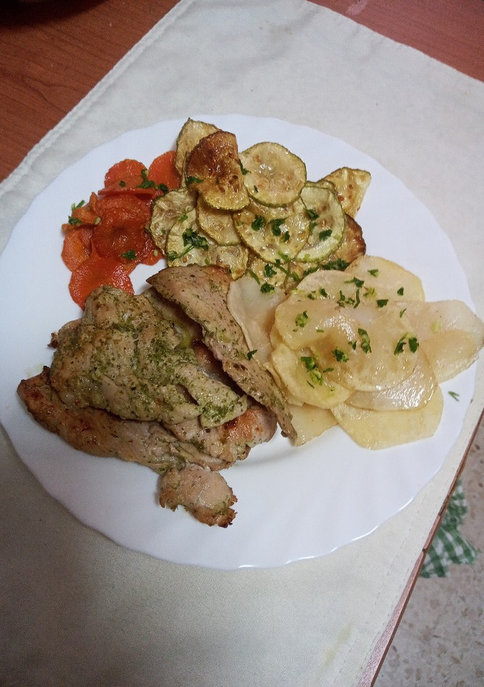 Una foto de Solomillo adobado en mojo a la plancha con chips de verduras
