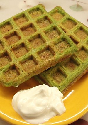 Spenótos, sajtos gofri recept fotója