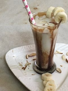 ચોકલેટ બનાના મિલ્શેક (Chocolate Banana Milkshake Recipe In Gujarati) રેસીપી મુખ્ય ફોટો