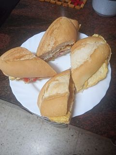 Una foto de Bocadillo de tortilla francesa y ensalada