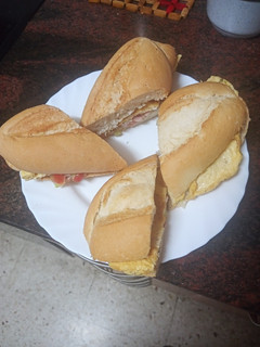 Una foto de Bocadillo de tortilla francesa y ensalada