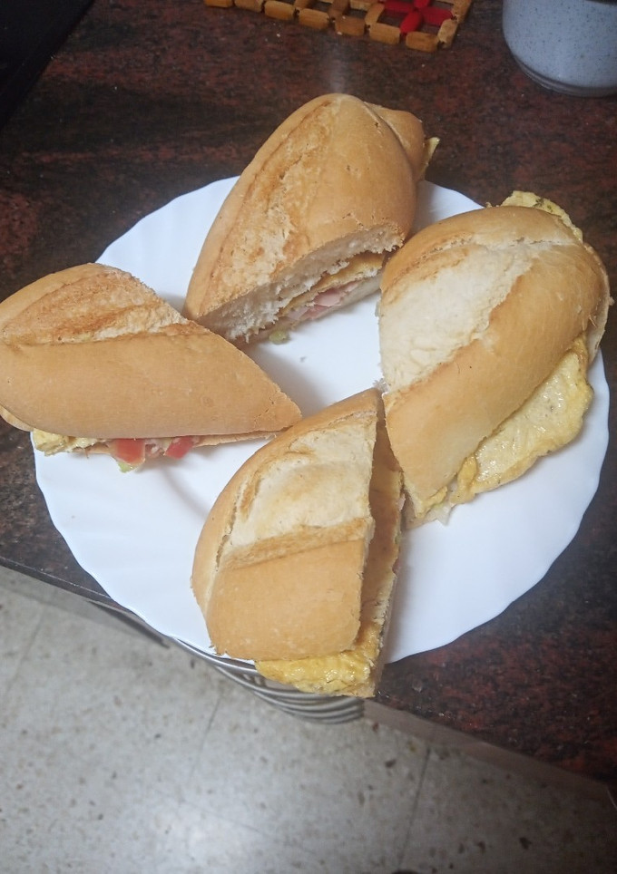 Una foto de Bocadillo de tortilla francesa y ensalada