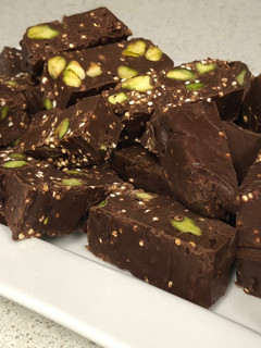 Una foto de Turrón casero de chocolate con pistachos y quinoa tostada en MyCook