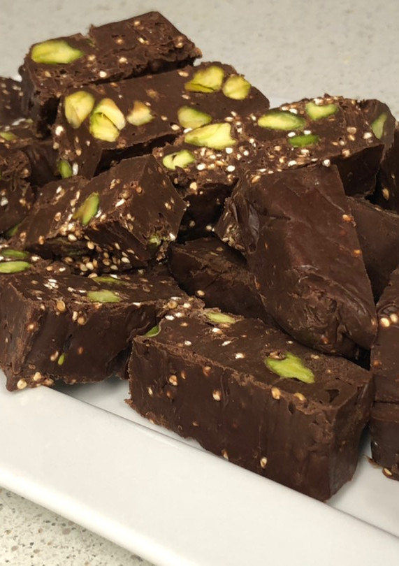 Una foto de Turrón casero de chocolate con pistachos y quinoa tostada en MyCook