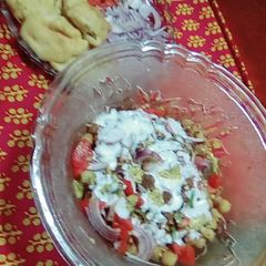 Dahi phulkiya chana chat A picture of Dahi phulkiya chana chat.