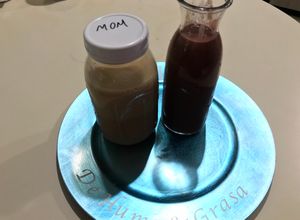 Una foto de Leche de frutos secos y Batido de frutas del bosque
