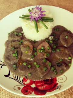 Una foto de Riñones de cerdo en salsa de cebolla morada y almendras