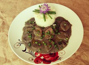 Foto principal de Riñones de cerdo en salsa de cebolla morada y almendras
